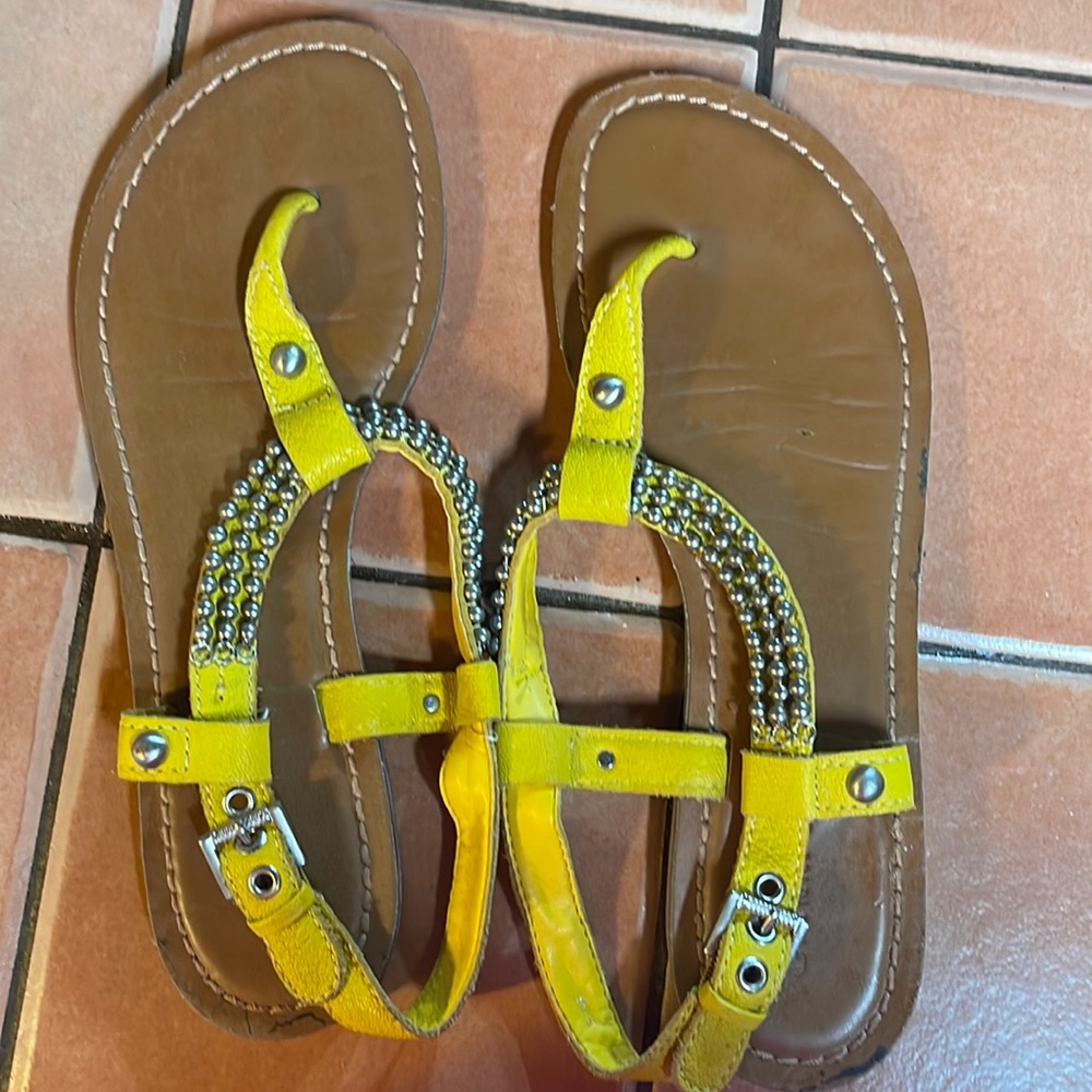 Gianni Bini size 8 1/2 yellow